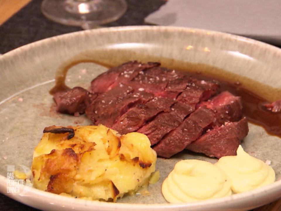 Flat-Iron-Steak an Rotweinjus, mit Kartoffel-Trüffel-Gratin und Blumenkohlcreme