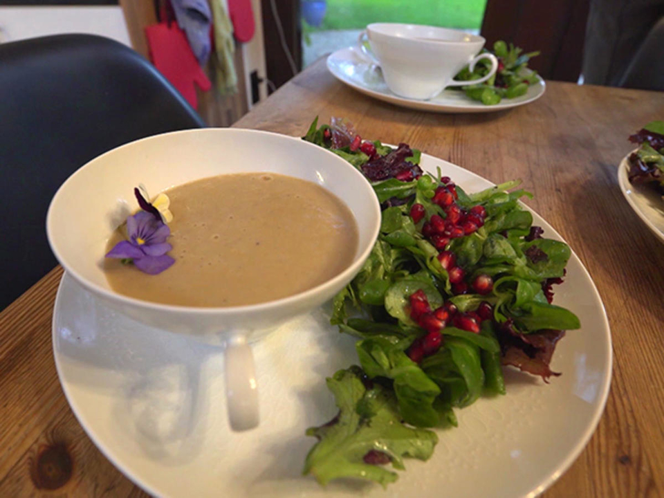 Maronencremesuppe an Salatbett mit Granatapfelkernen