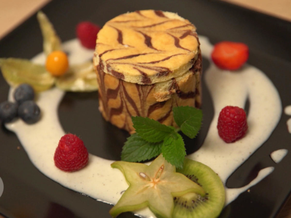 Erdbeercreme im Bisquitmantel mit Prosecco-Vanille-Schmand