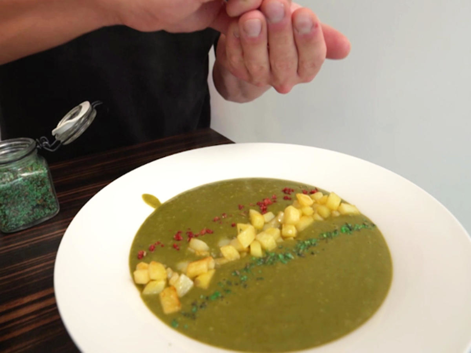 Spinat-Minze-Süppchen mit Kartoffelpommes