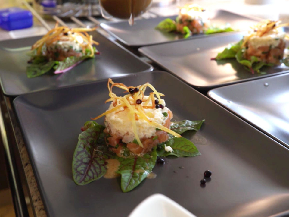 "Gustus Augustus": Grüner-Spargel-Suppe mit Spargelmousse auf Lachstatar