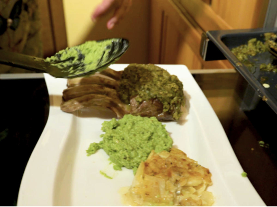 Lammkarree, Erbsen-Münz-Püree und Kartoffelgratin