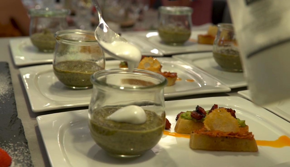 Spinat-Bärlauch-Suppe mit Schaumkrönchen, dazu Crostini mit Dips