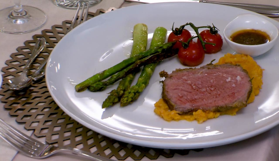 Roastbeef auf Süßkartoffelstampf mit gegrilltem Spargel und Honigtomaten in Portwein-Jus