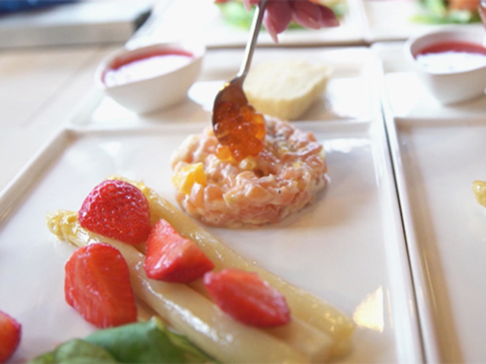 Selbst gebeizter Lachs mit Honig und Chili und Lachstatar mit Orange und Anis