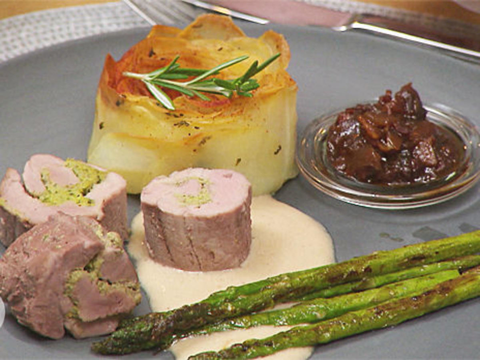 Filet vom Angler Sattelschwein, Kartoffelrose, grüner Spargel und Baconkonfitüre