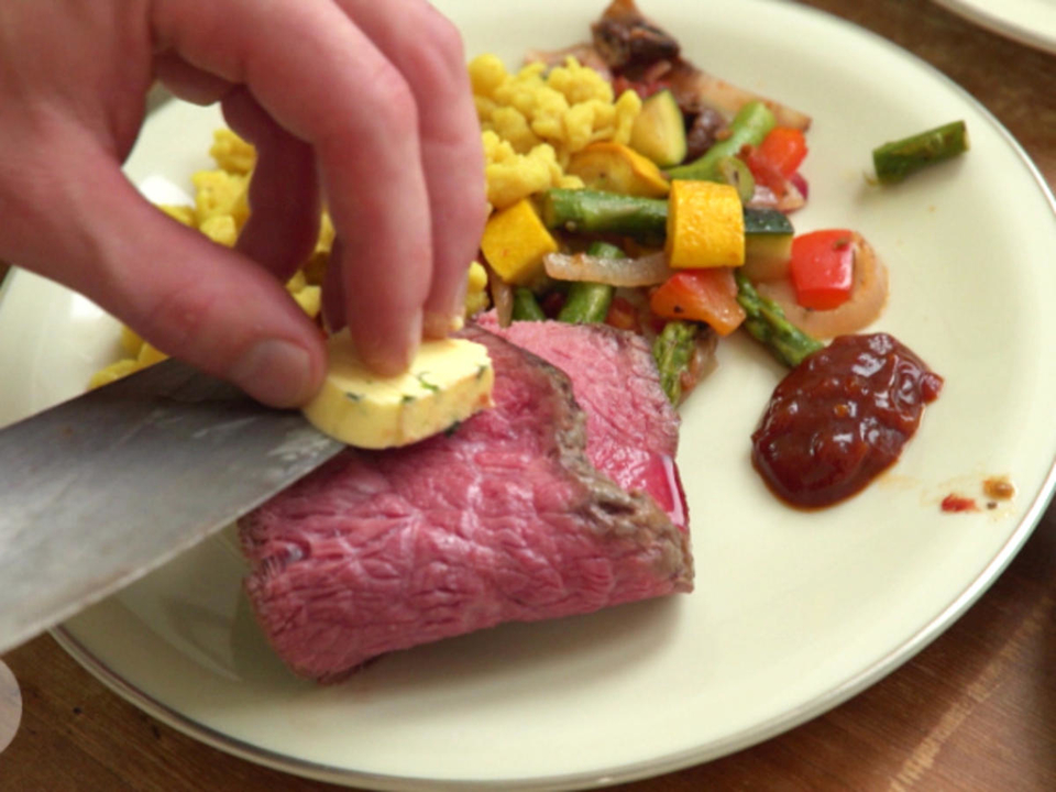 „Rind trifft Spatz“: Rindersteak mit Rosmarinspätzle und Ofengemüse