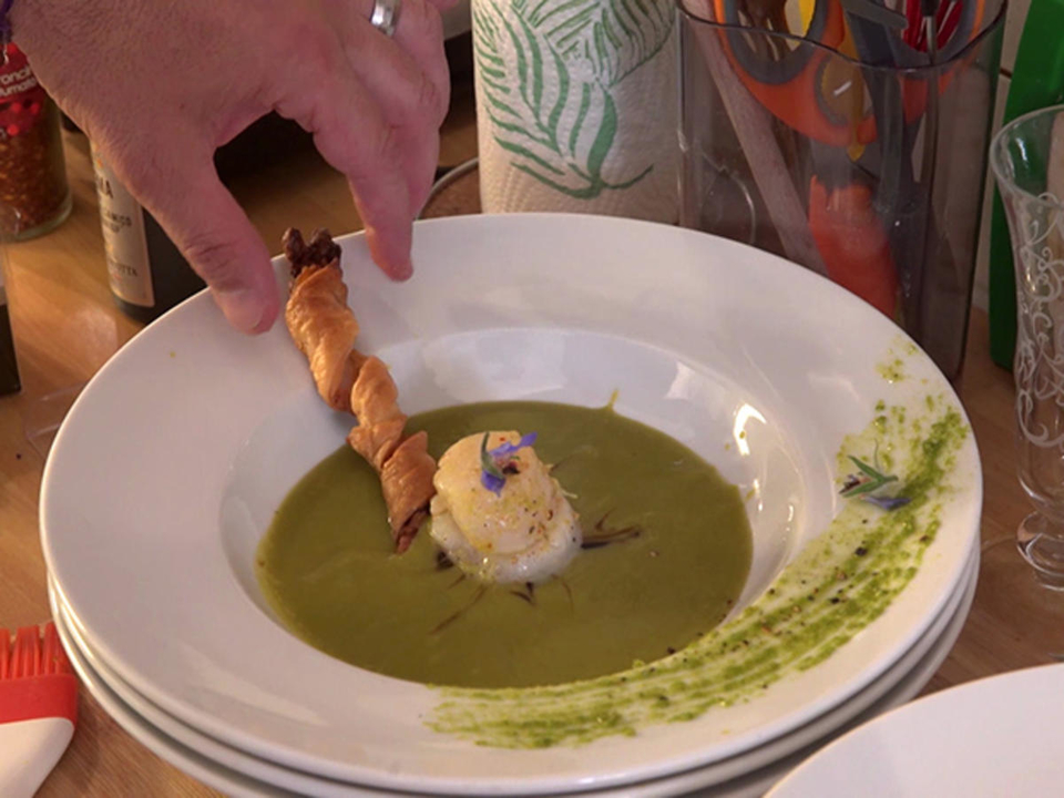 Spargelcremesuppe "Surprise" mit Speckgrissini
