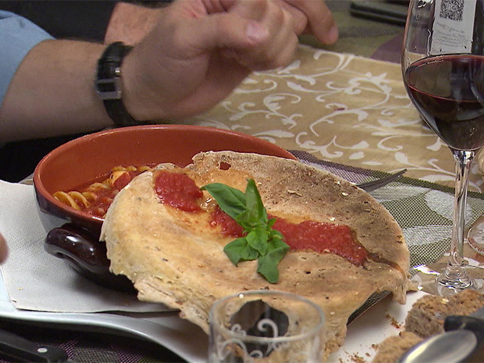 Fussillone-Sugo-Fusion mit Tintenfisch und Pizzadeckel
