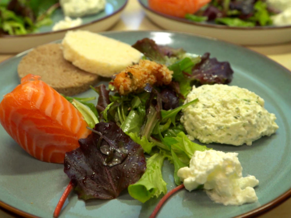 Fischterrine mit Kresse-Panna cotta, Wildkräutersalat und Forellenpraline