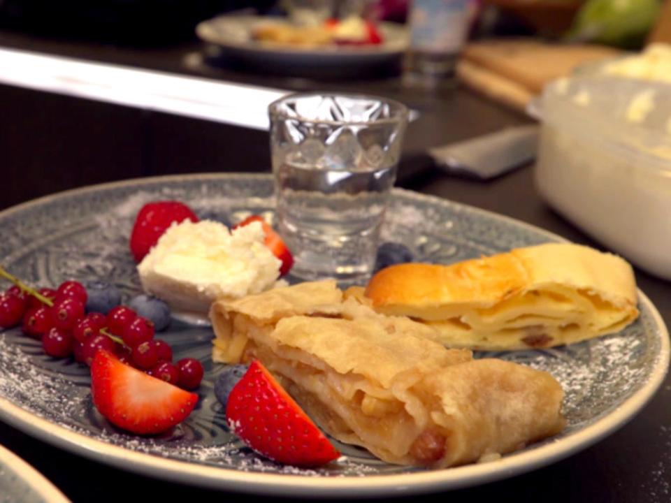 Gecrunchter Apfel- & Topfenstrudel mit Holundereis