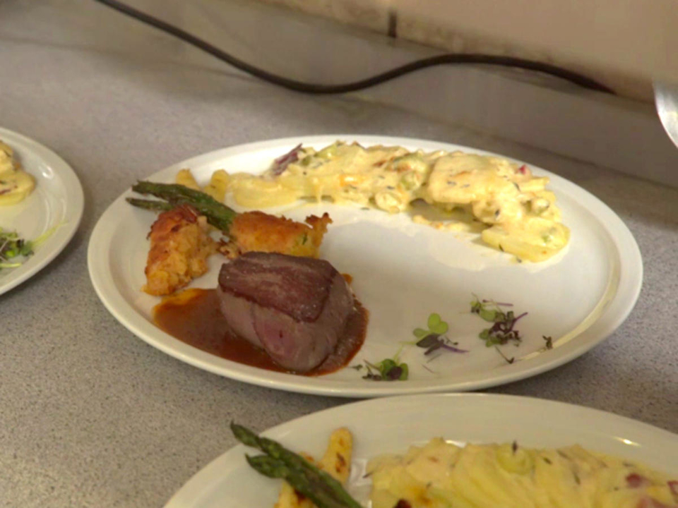 Rinderfilet mit Burgundersosse, Kartoffelgratin und gegrilltem Spargel