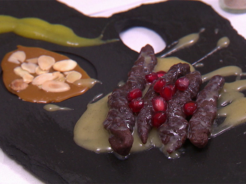 Schokopasta mit Karamellsoße, Granatapfelkernen und Karamellchip