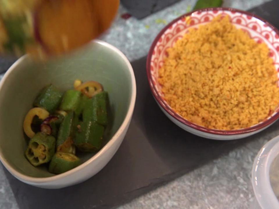 Indische Reisplatte mit Dhal, Palak Paneer, Okra in Ghee, 2 Chutneys und Papadam