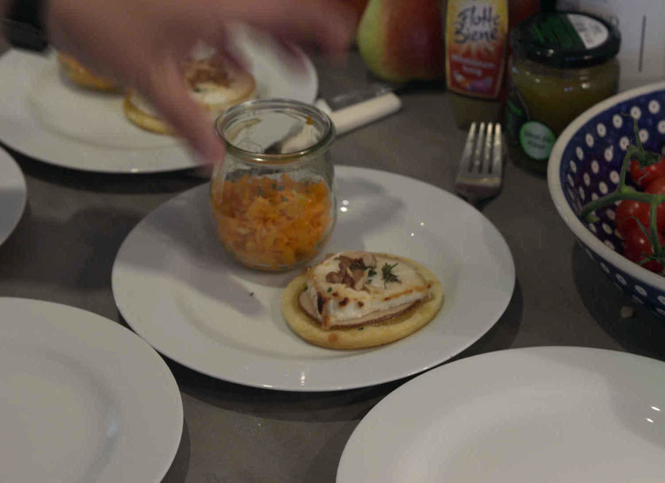 Ziegenkäse Tartlet mit Honig, Walnuss und Möhren-Thymiansalat