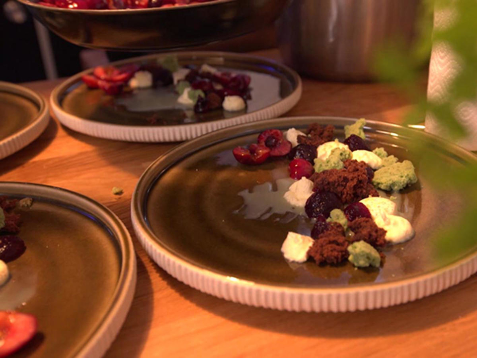 Mascarpone-Creme mit Kirschen, Minzcrumble und Vanille-Kirsch-Eis