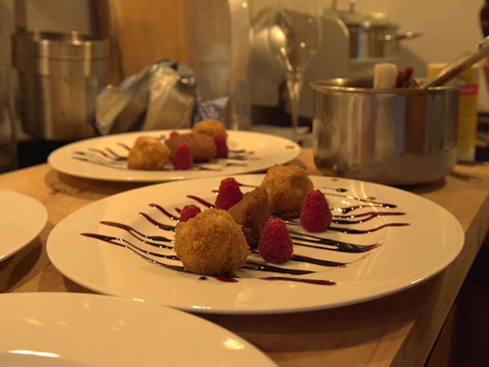 Topfenknödel/ Semmelbrösel/ Erdbeer- Sauerampfersorbet/ Holunder