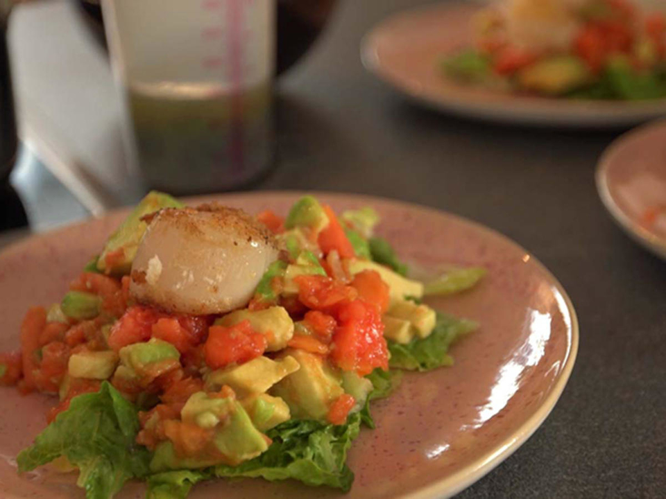 Gebratene Jakobsmuscheln auf Avocado-Papaya-Salat