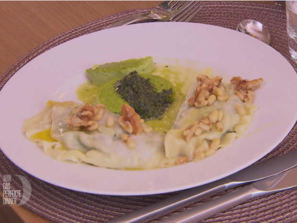 Ravioli mit Spinat-Ricotta Füllung in einem Traum von Salbei, Walnuss und Pinienkern