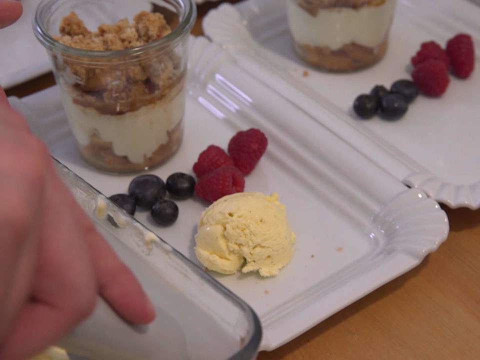 Apple-Crumble im Glas mit Vanille Eis