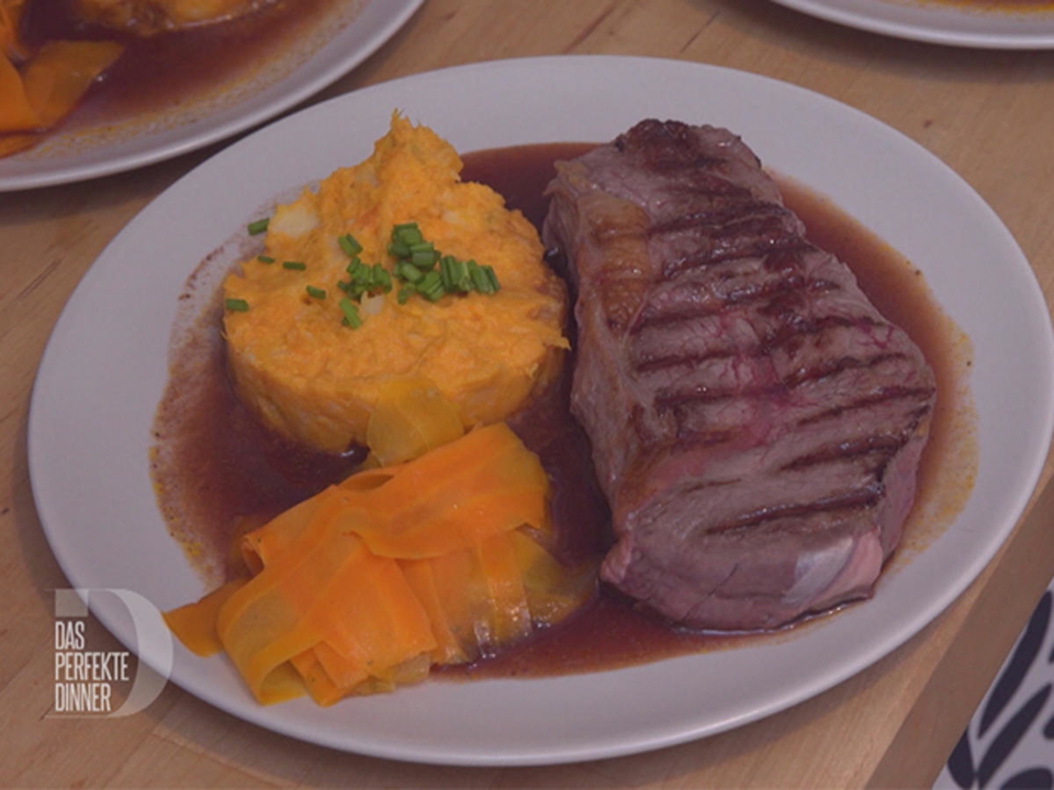 Bison-Roastbeef mit Süsskartoffel-Pastinaken-Stampf und Möhrengemüse