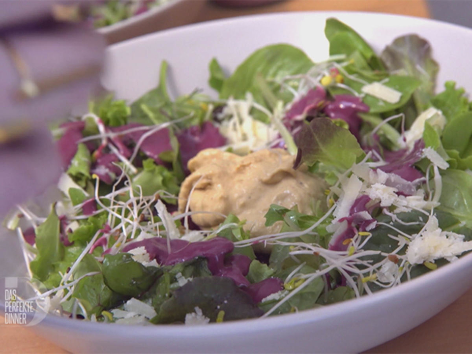 Pfifferling-Steinpilz-Mousse auf Rote-Bete-Carpaccio im Salatbett mit Brombeerdressing