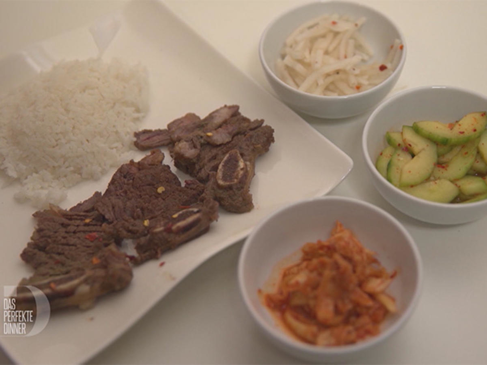 Koreanische Querrippe mit dreierlei Beilagen