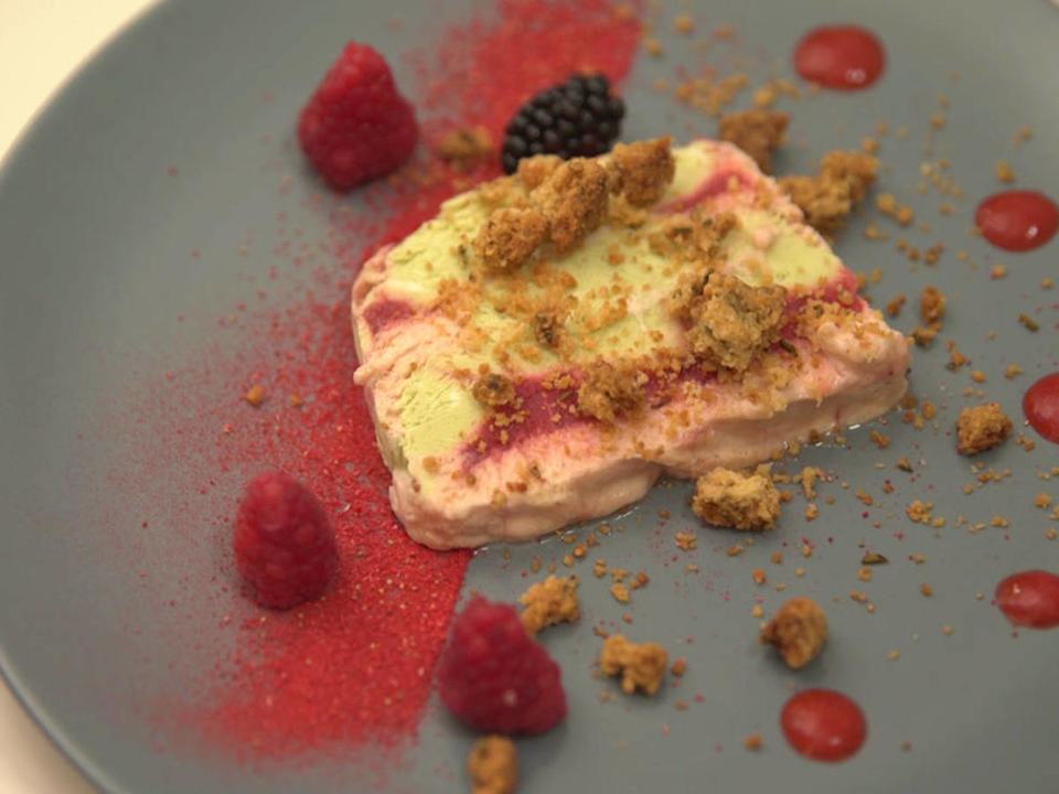 Erdbeer-Avocado-Eisparfait mit Rosmarin Crumble