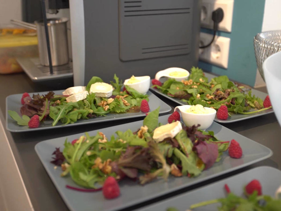 Wildkräutersalat mit Himbeeren, Walnüssen und geschmolzenen Ziegenkäse