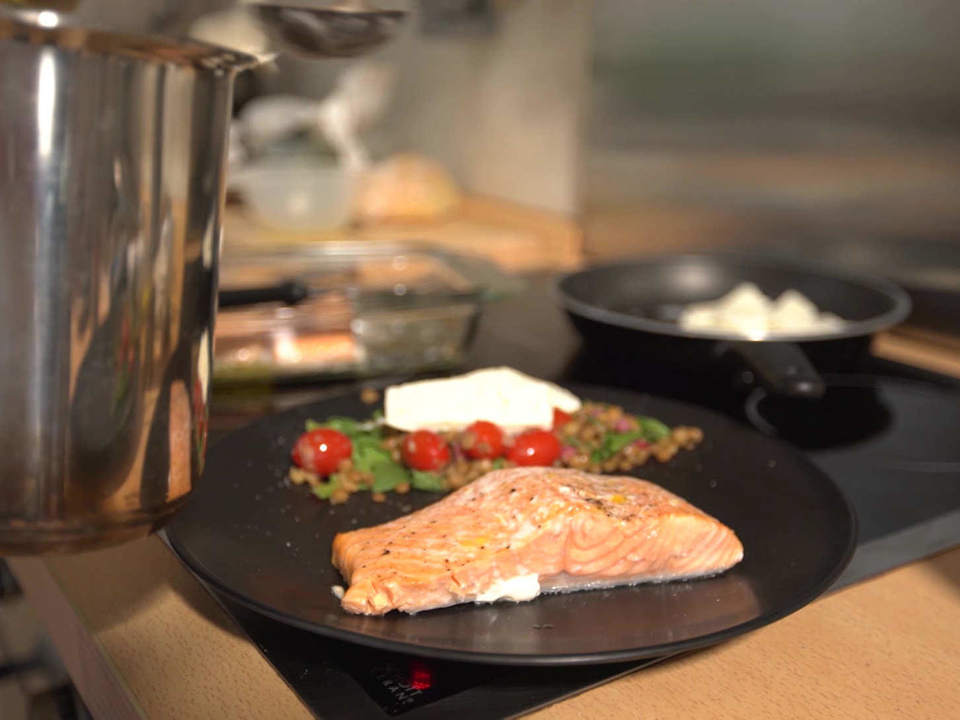Granatiger Linsenmix auf Rucola mit „limettiertem“ Lachs