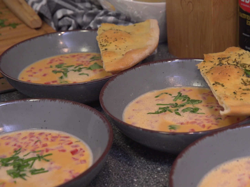 Weiße Tomatencremesuppe mit hausgemachtem Pizzabrot