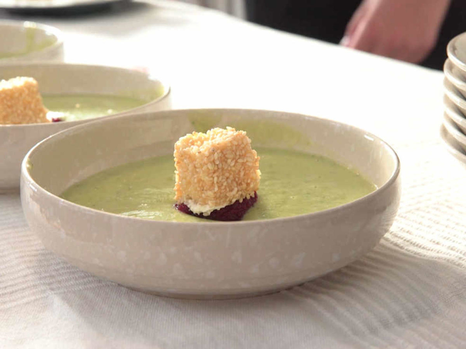 Im romantisch Grünen: Avocado, Gurke, Rote Bete, Sesamwürfel, Brot