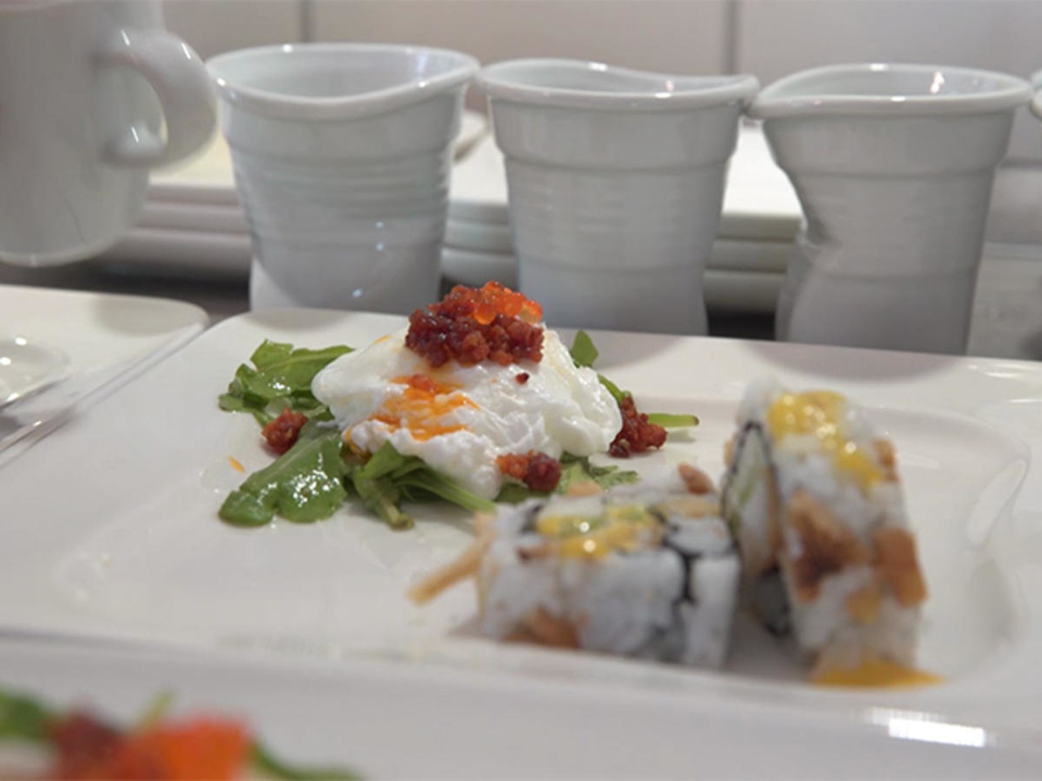Pochiertes Ei mit Chorizo und Kaviar - Waldorf Roll