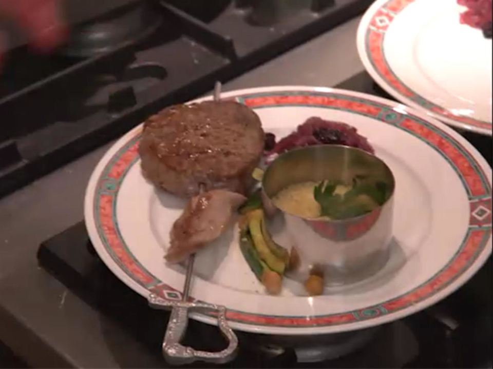 Lamm-trifft-Rind-Brochette mit Couscous, Zucchini und Zwiebeln
