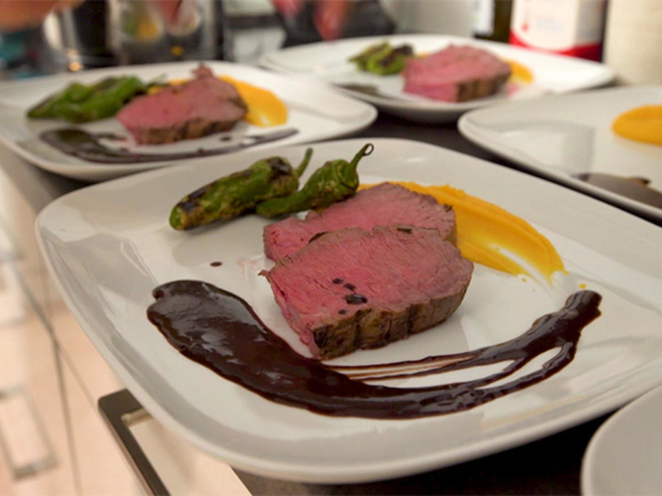Roastbeef mit Brezencrumble, Süßkartoffelpüree und Pimientos de Padron