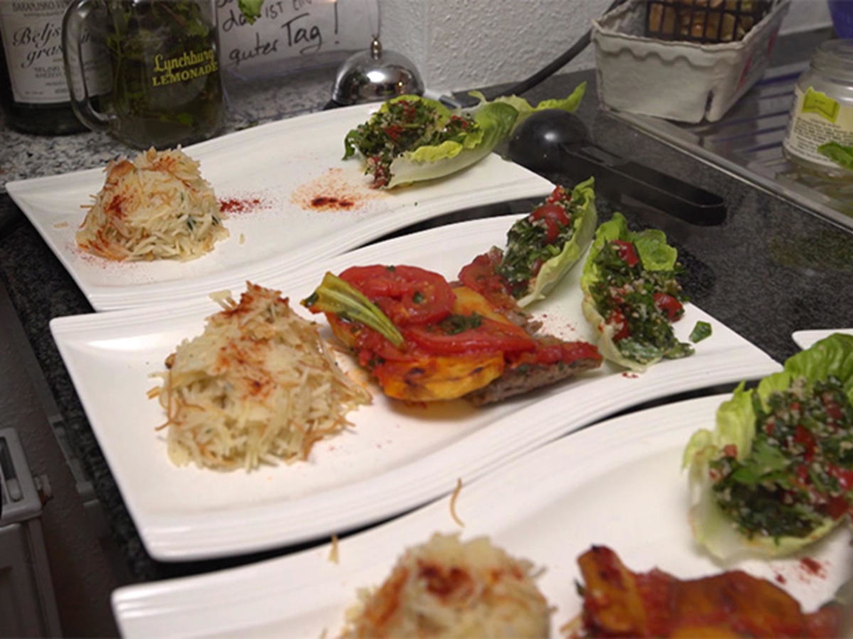 Authentische Kafta Batata mit Reis und Taboule auf Schiffchen