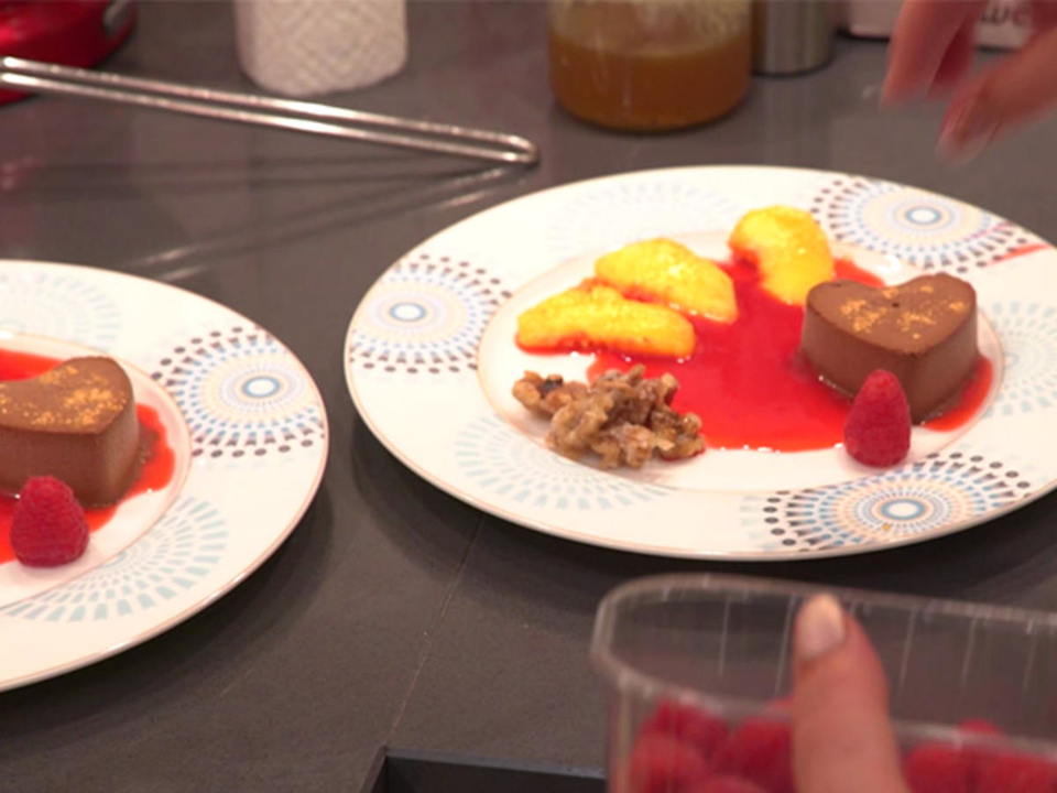 Schokoladen-Chili-Parfait mit karamellisierten Nüssen an Himbeersauce