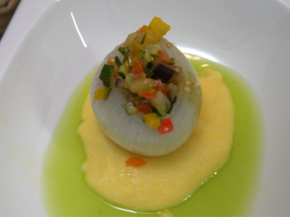 Zwiebel mit Polenta und Parmesan (sous vide gegart)