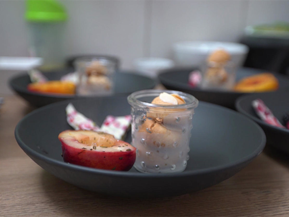 Beereneis, gegrillter Pfirsich, weiße Schokolade und Zabaione