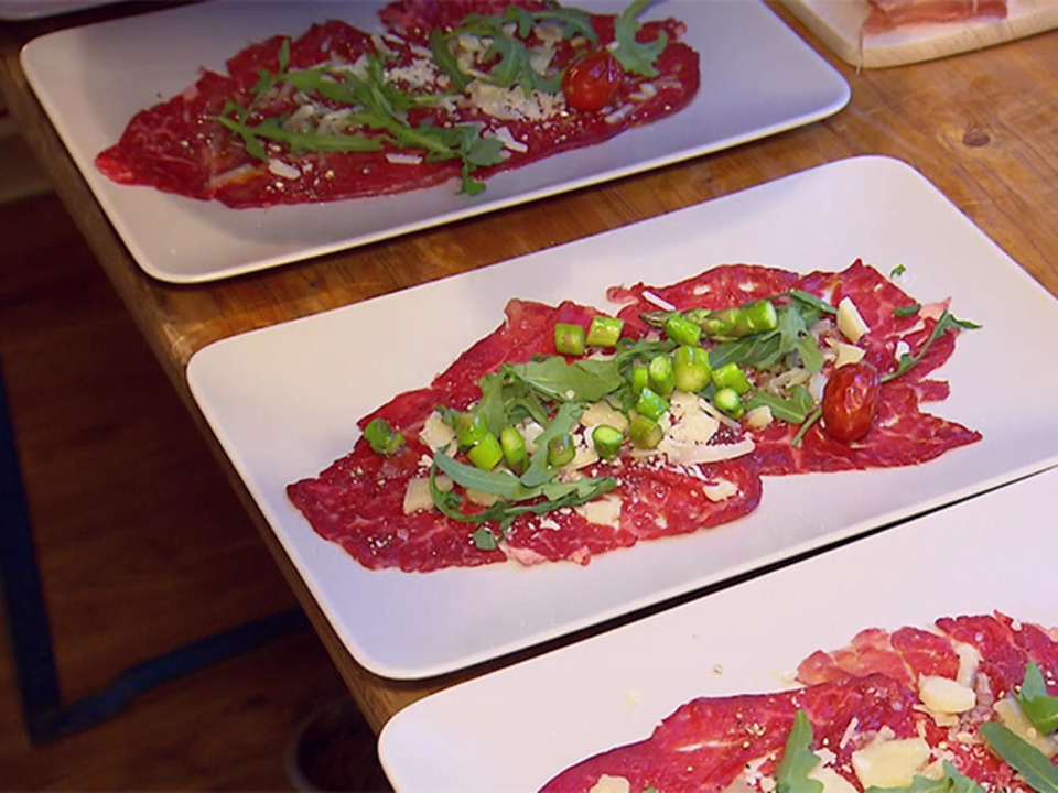 Carpaccio Verde vom Rind mit Rucola, Spargel und Kapern