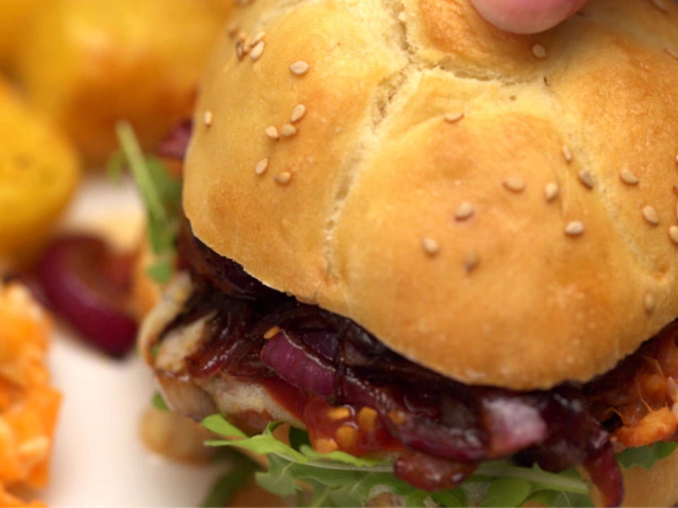Burger und Roast Potatoes