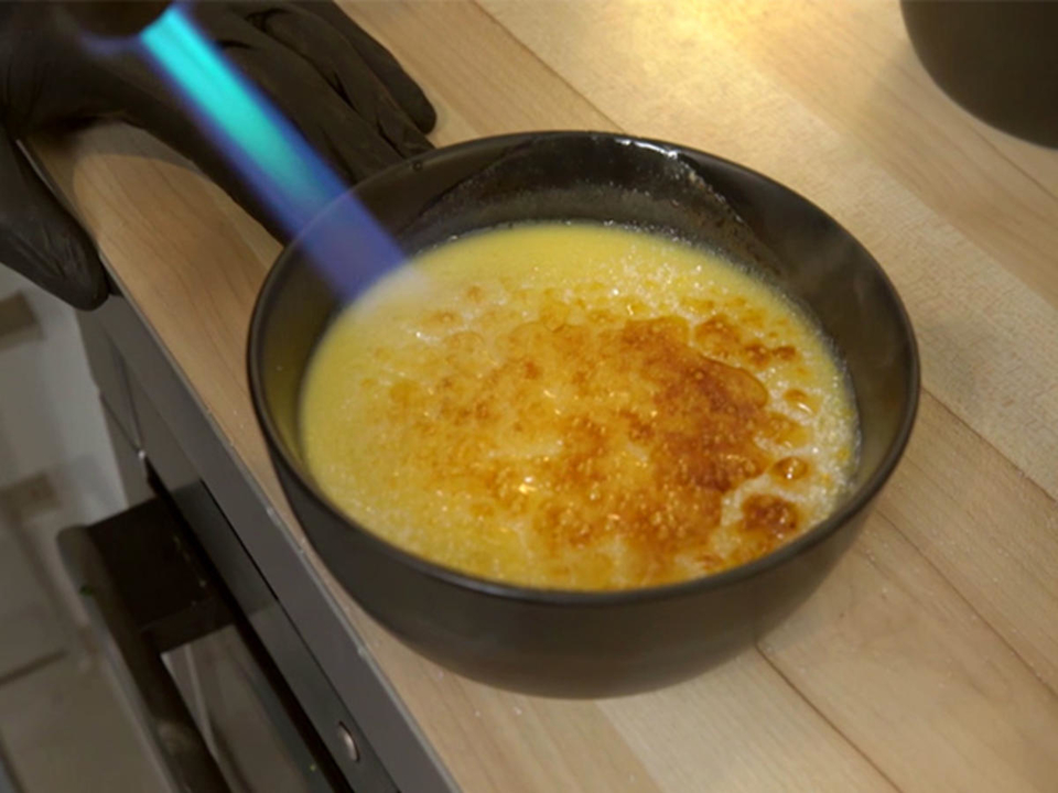Tonkabohnen Crème brûlée mit fruchtigen Begleitern