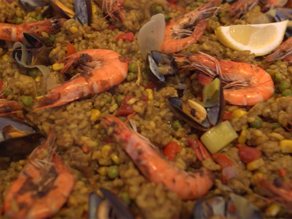 Paella mit Fisch und Fleisch