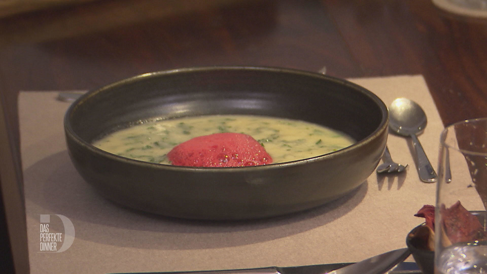 Petersilien-Spinat-Suppe mit Rote Bete Chips