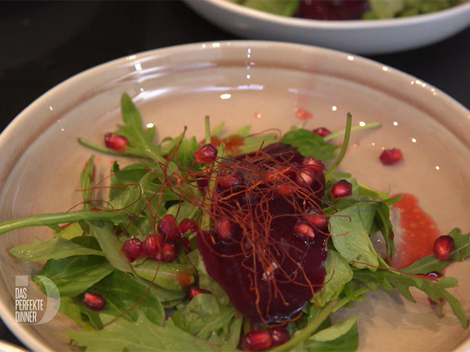 Gefüllte Manti mal anders auf Rote-Bete-Carpaccio und Salatbett