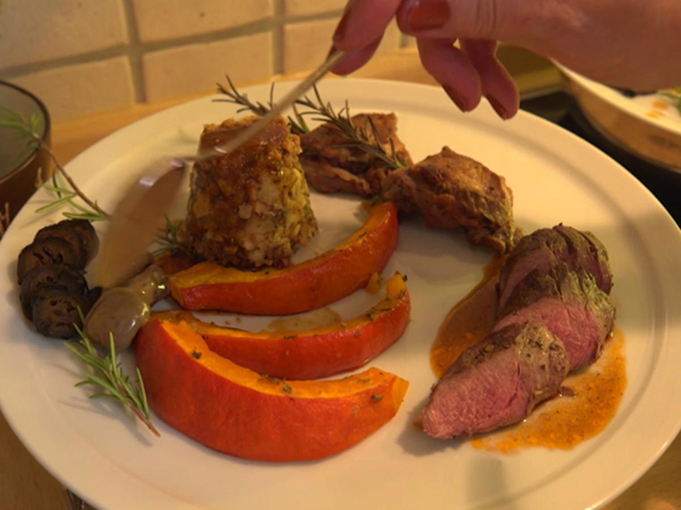 Variationen vom Wildschwein mit Apfel-Semmel-Auflauf und Ofenkürbis