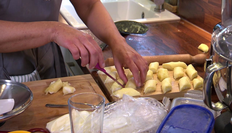 Süße Mozzarella-Röllchen mit Pistazieneis
