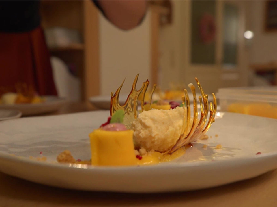 Weiße Mousse au Chocolat mit Tonkabohne, Mango und Crumble