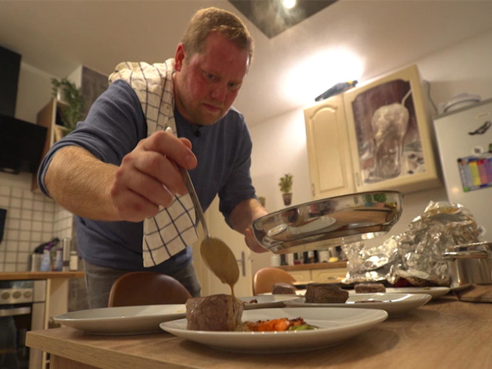 Rinderfilet an Pfeffersauce mit Herzoginkartoffeln und glasierten Möhren