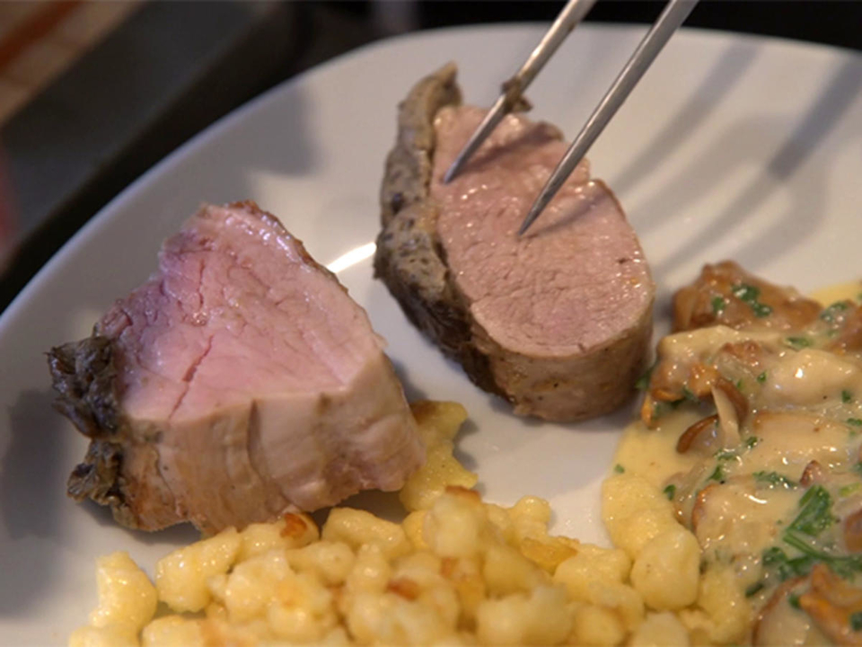 Schweinefilet mit Pilzfarce, Knöpfle, Mischpilzpfanne und etwas Grünem